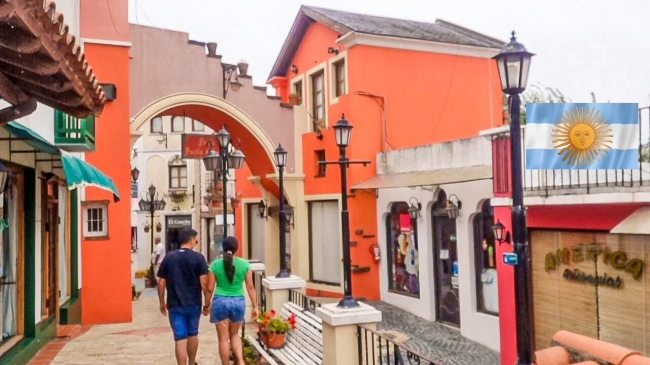 CARNAVAL🎉✨✨Villa Gesell 🌊🏄  Argentina en BUS 🚌 🎭